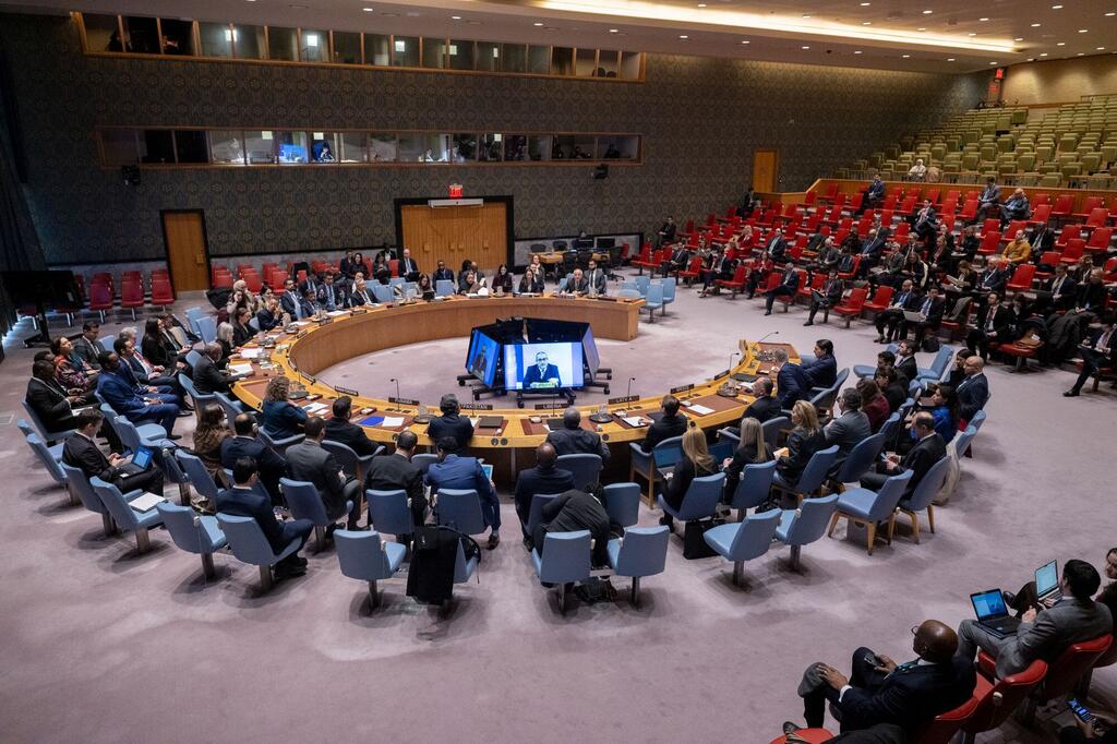 Рамиз Алакбаров (на экране) докладывает членам Совета Безопасности ООН о ситуации на Ближнем Востоке.